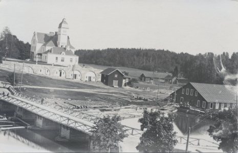 Koskenkylän vanha silta ja saha aluetta. Taustalla näkyy Forsby Gård. Kuva Peter Heleniuksen kokoelmista.